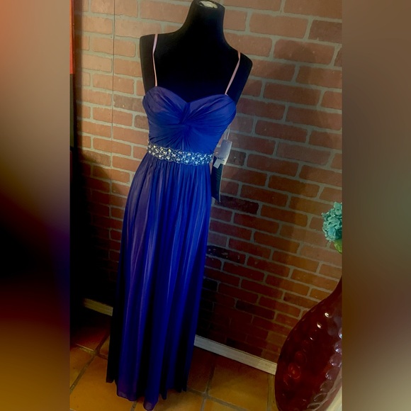 Dresses & Skirts - Stunning NWT semi-formal/formal evening dress.
